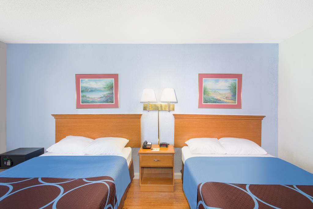 Super 8 By Wyndham Webster/Rochester Buitenkant foto